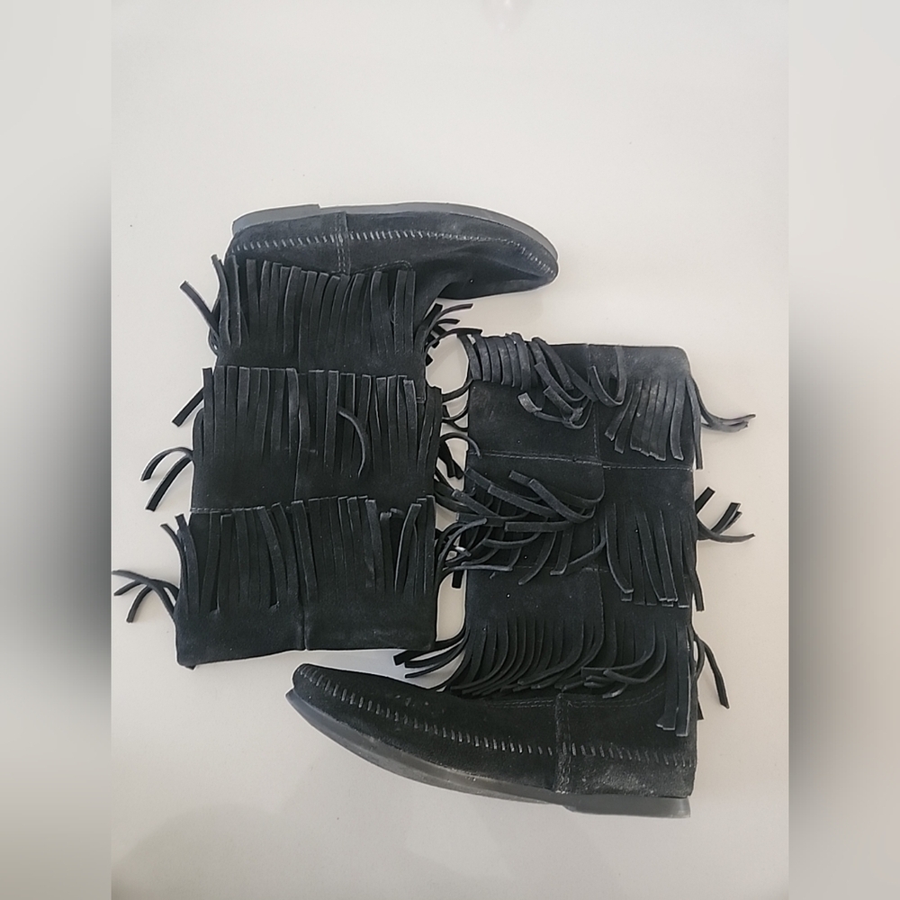 Minnetonka Womens sz 7 Black Suede Pull On Fringe 3 Layer Moccasin Boots